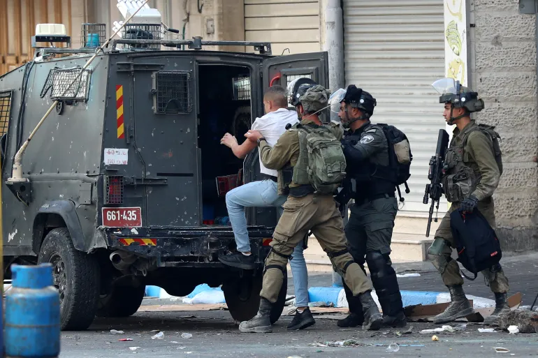 الاحتلال يعتقل 22 فلسطينياً بينهم نساء وصحفي في حملة مداهمات بالضفة