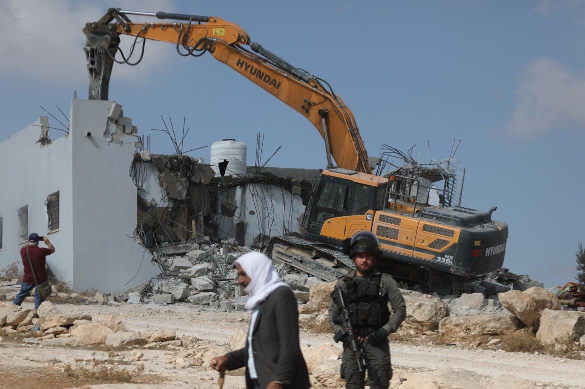 الاحتلال يهدم منزلاً في بيت لحم ويواصل تدمير ممتلكات الفلسطينيين في الضفة