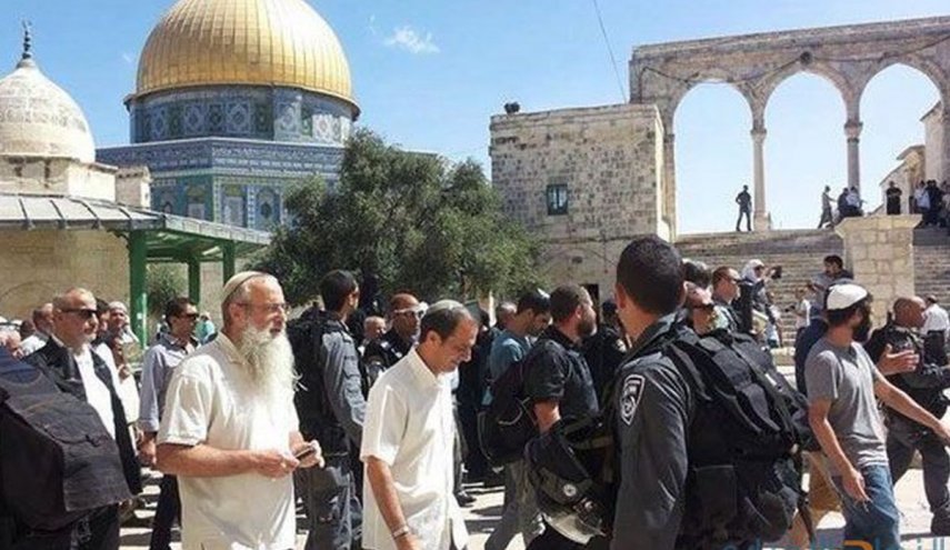 مستعمرون يدنسون الأقصى وينفذون طقوساً تلمودية بحماية مشددة من الاحتلال