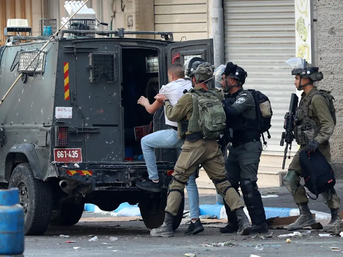 الاحتلال يعتقل 3 شبان فلسطينيين من سلفيت في حملة مداهمات ليلية