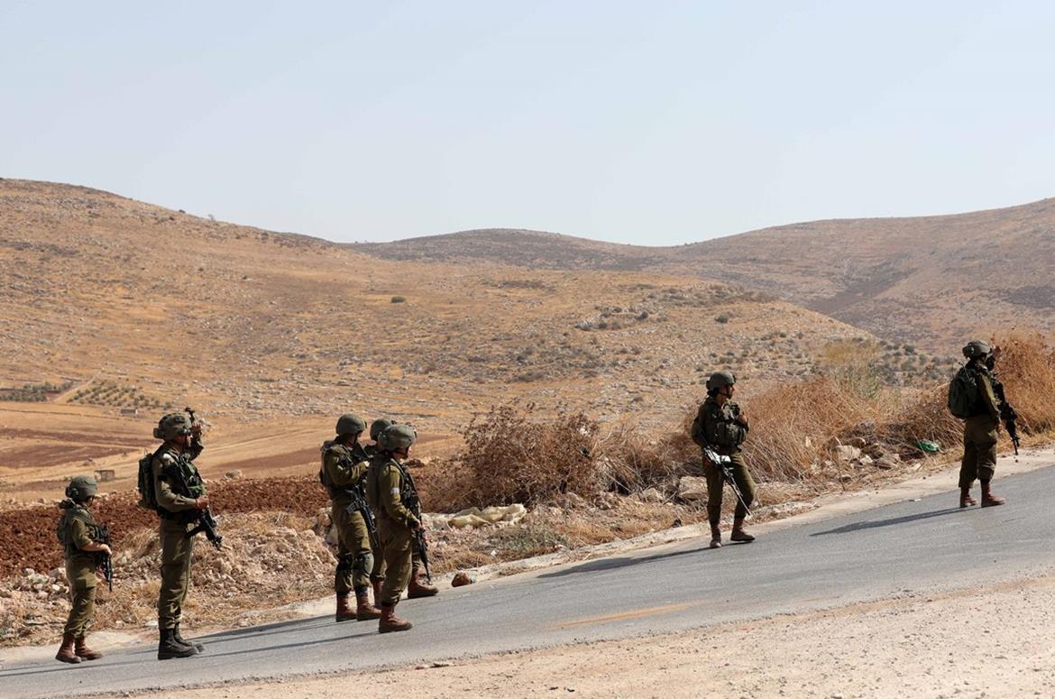 الاحتلال يكثف إجراءاته القمعية على حاجز الحمرا ويعيق حركة الفلسطينيين في الأغوار