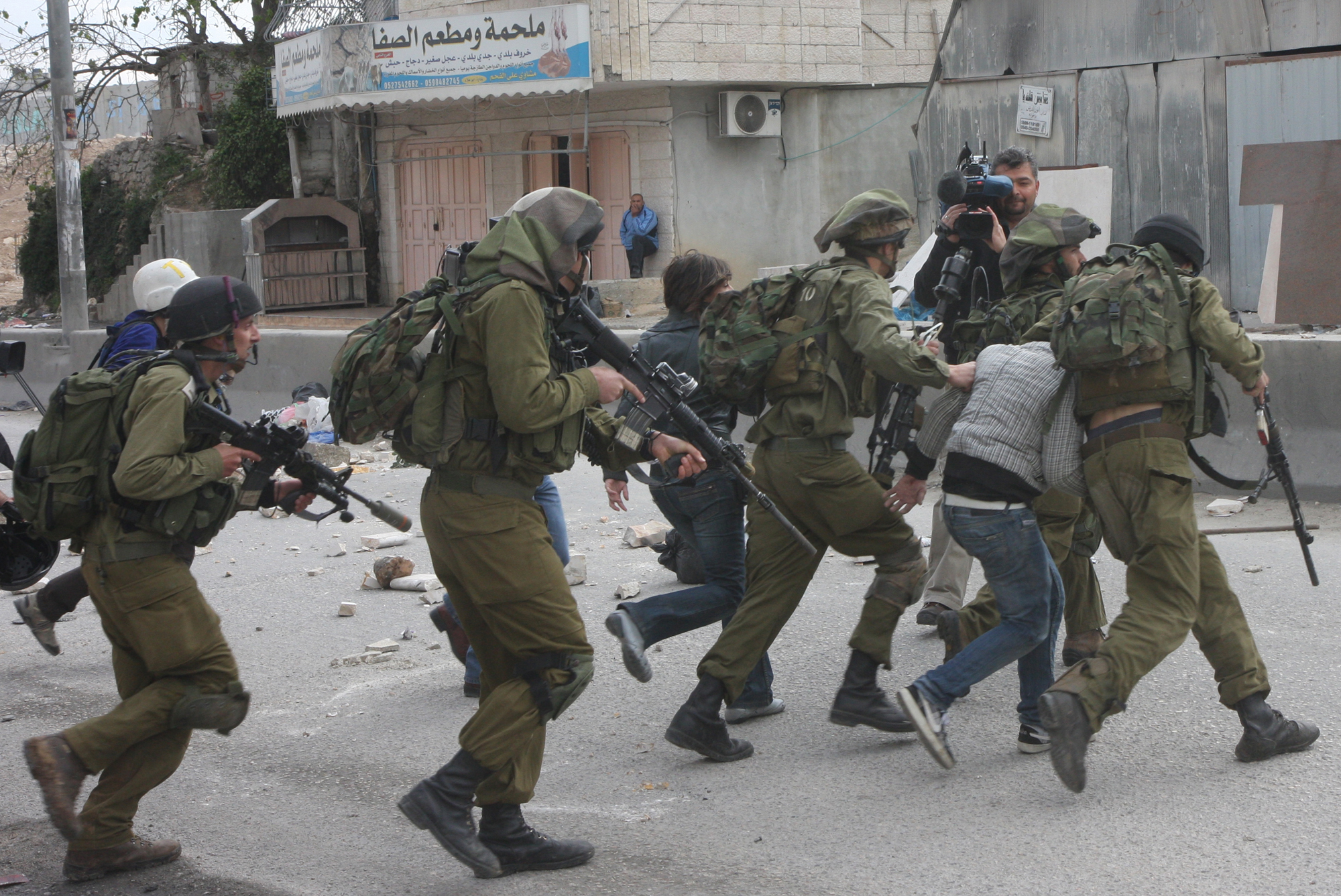 الاحتلال يعتقل 4 شبان فلسطينيين من بيت فجار جنوب بيت لحم