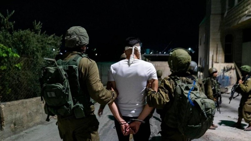 قوات الاحتلال تعتقل شابين فلسطينيين من العيسوية بالقدس المحتلة