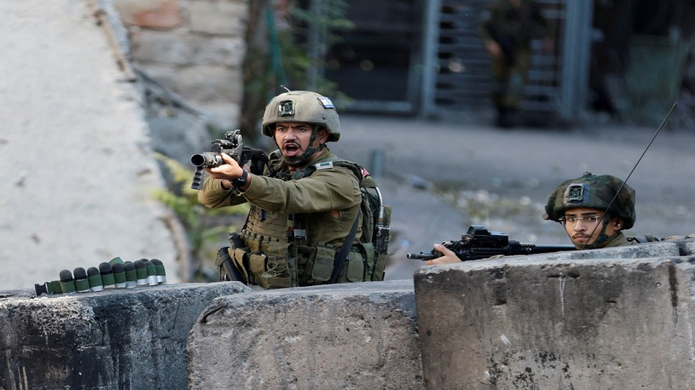 قوات الاحتلال تعتقل 4 فلسطينيين وتحتجز العشرات جنوب الخليل
