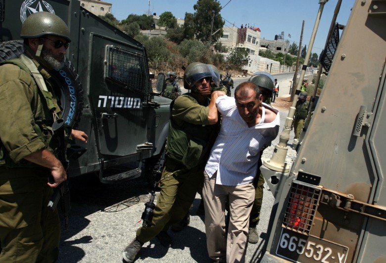 قوات الاحتلال تعتقل 5 فلسطينيين من طولكرم