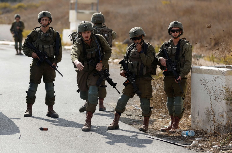 قوات الاحتلال تقتحم مناطق شرق نابلس وتحتجز 4 فلسطينيين مؤقتًا