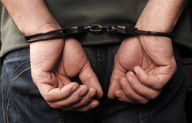 القبض خلال ساعات على وافد ارتكب جريمة قتل طعنًا في الزرقاء