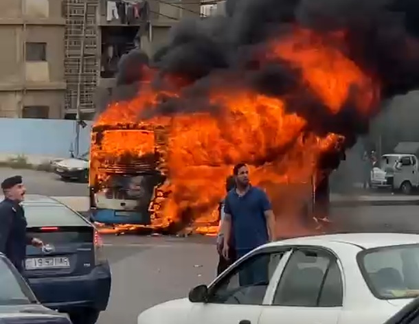 إخماد حريق باص في جبل النصر بعمان وإخلاء الركاب دون إصابات.. فيديو