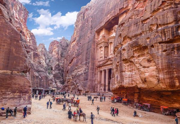 سياحة البترا تبدأ بالتعافي بأكثر من 74 ألف زائر في نيسان الماضي