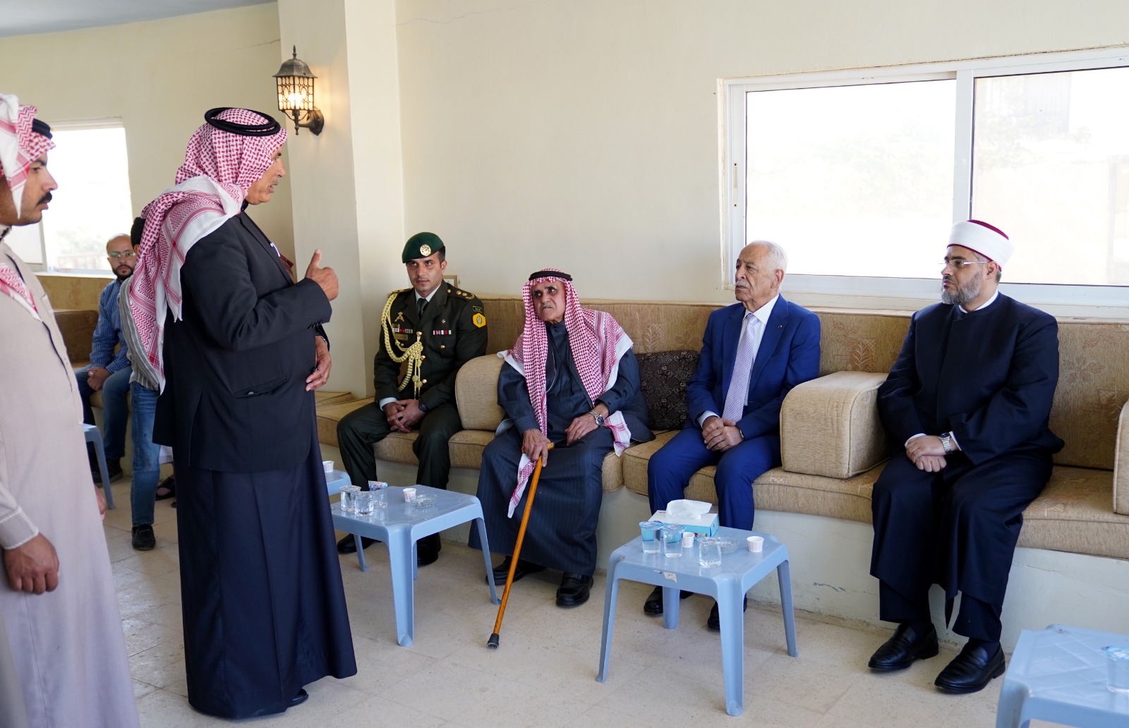 مندوبا عن الملك وولي العهد.. العيسوي يعزي عشائر الزيود وبني خالد والزين
