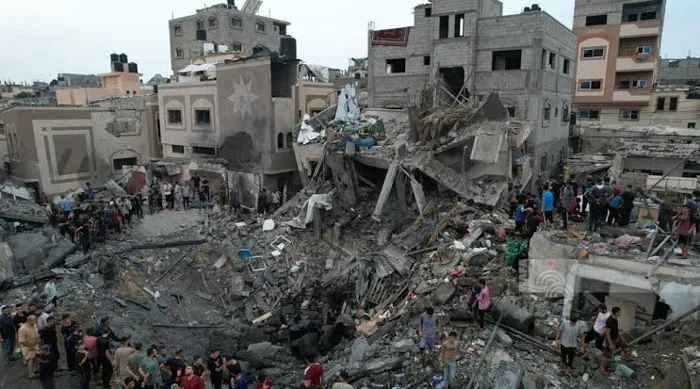 6 شهداء جراء قصف الاحتلال مركبة وسط قطاع غزة