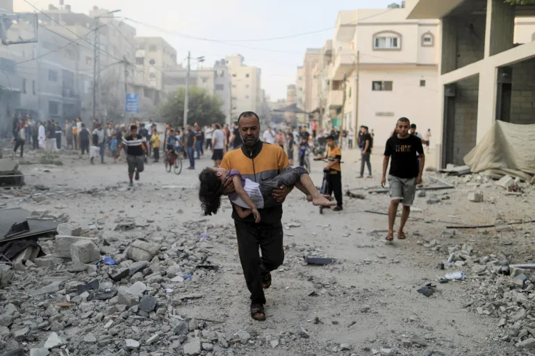 مجزرة جديدة للاحتلال في غزة: استشهاد عائلة وآخرين في قصف متواصل