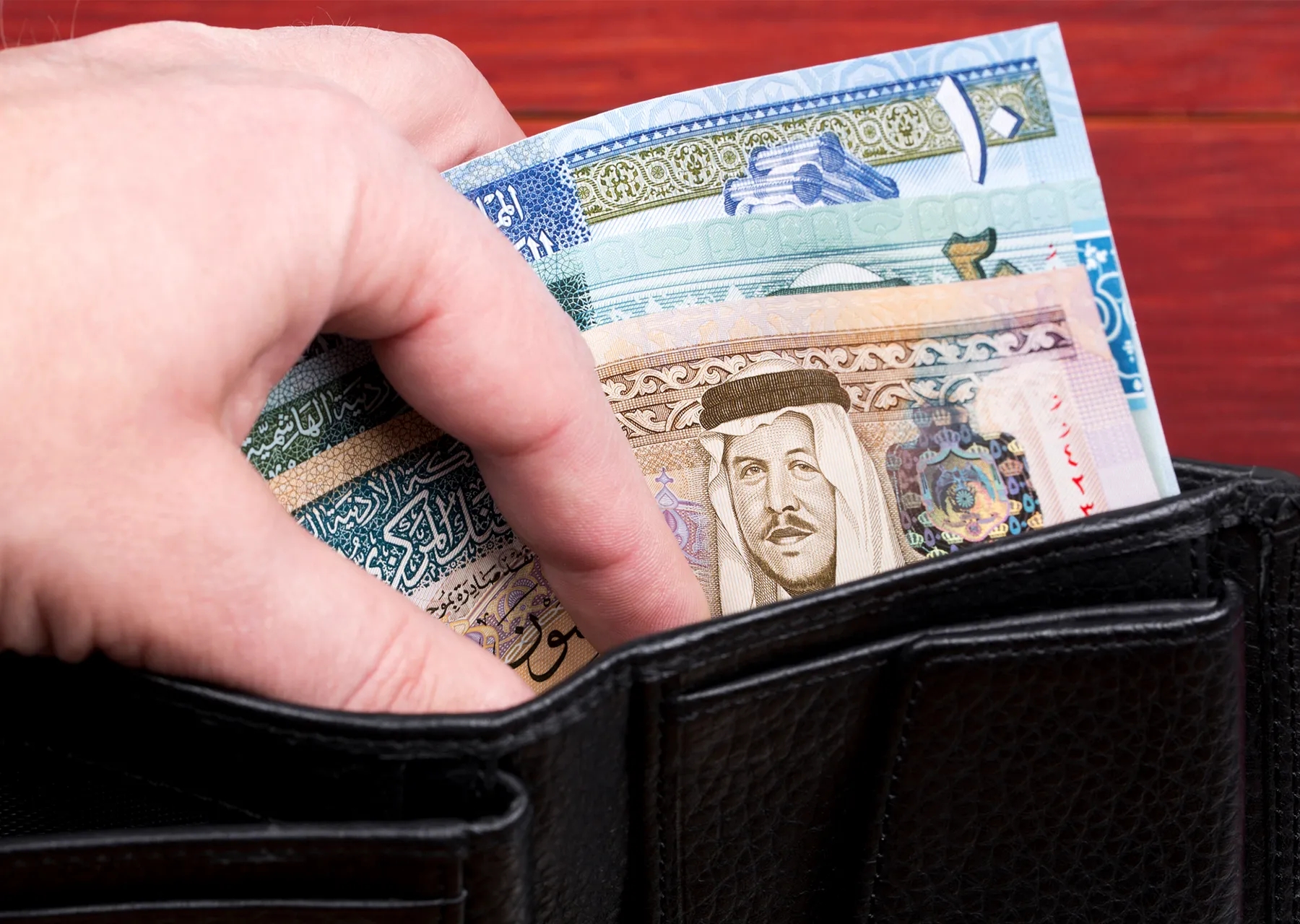 مطالب بتأجيل أقساط القروض لشهر أيار.. تقرير تلفزيوني
