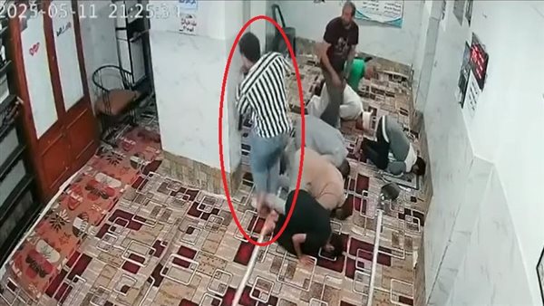 متشاجرون يقتحمون مسجدا في مصر والامن يحقق