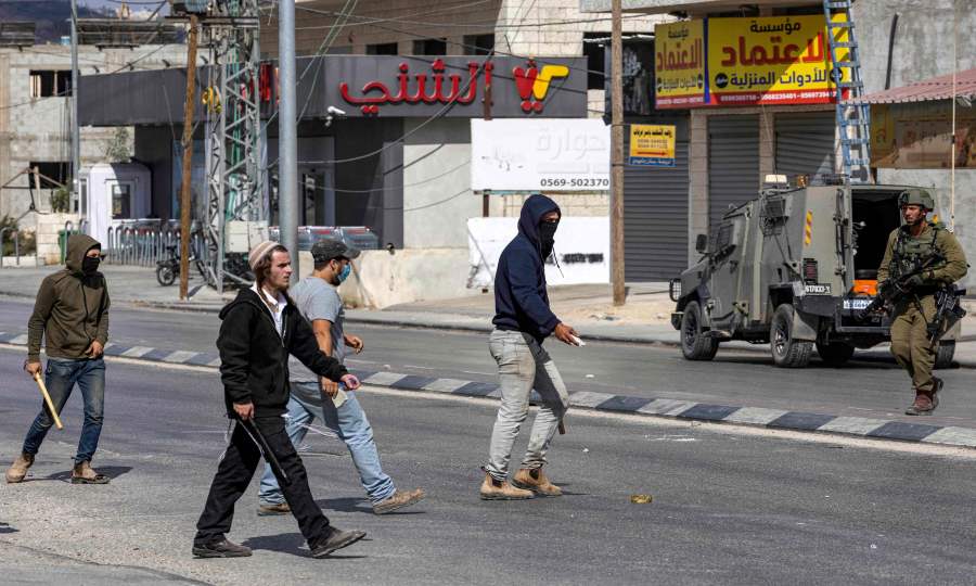 مستعمر يحاول دهس شقيقين قرب الخليل.. وتصاعد اعتداءات المستوطنين