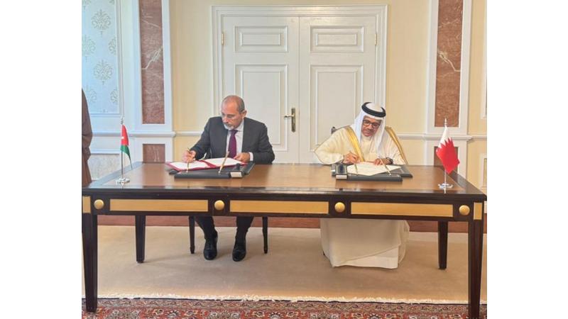 الصفدي ونظيره البحريني يؤكدان ضرورة وقف النار في غزة