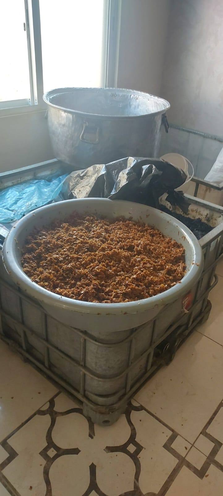 ضبط 1500 كيلو معسل داخل شقة تستخدم كمعمل في الزرقاء