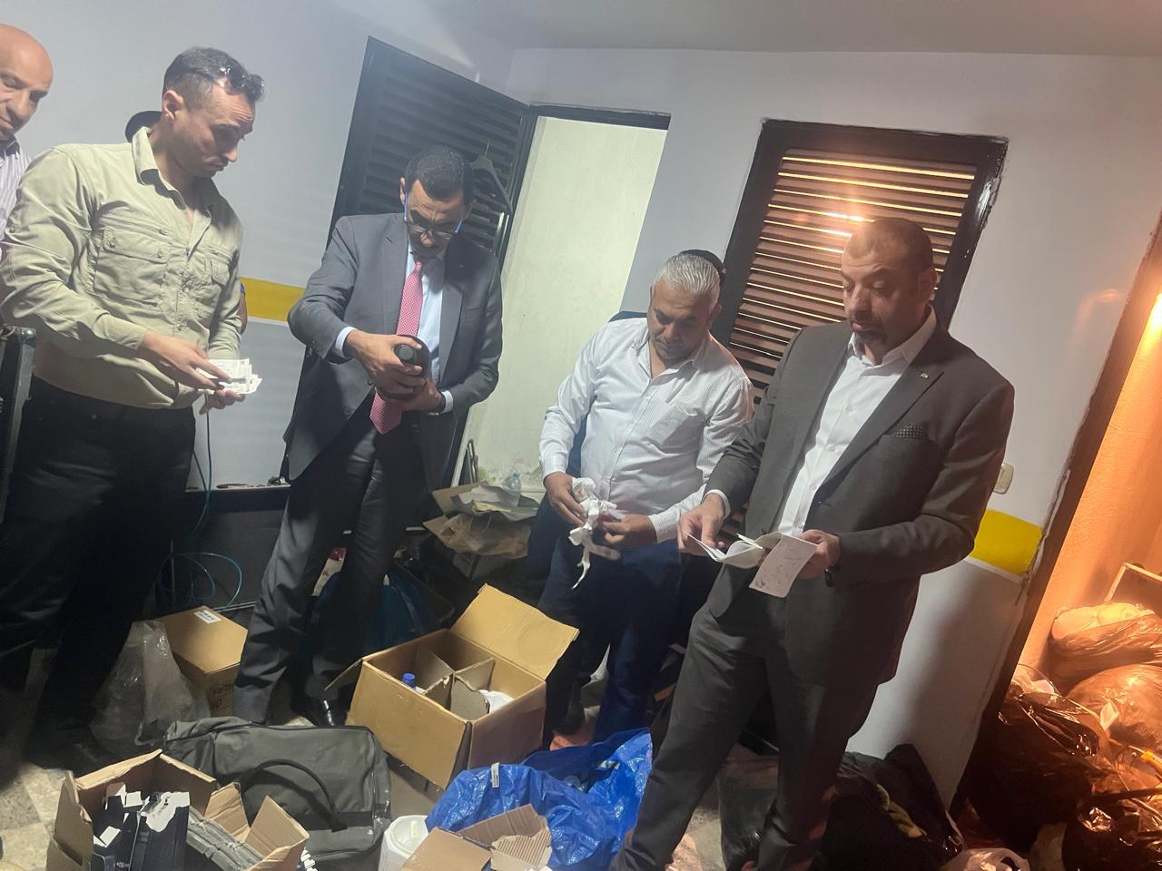 مدير عام "الغذاء والدواء" يترأس مداهمة شقة سكنية لتصنيع مستحضرات التجميل بشكل مخالف