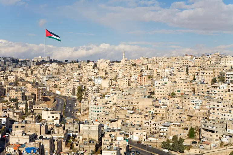 خبراء: الأردن معبر الكرامة والإنسانية في زمن الحصار