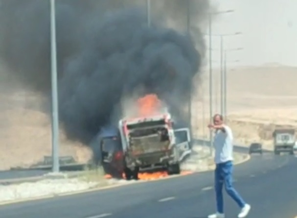 حريق يلتهم سيارة بلدية أثناء سيرها على طريق القطرانة - فيديو