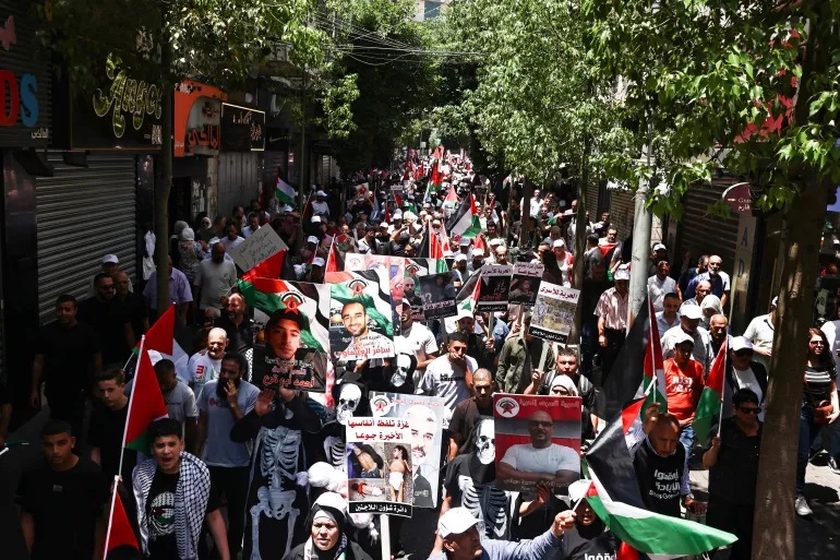 مسيرات حاشدة في الضفة الغربية تنديدًا بالمجازر الإسرائيلية في غزة