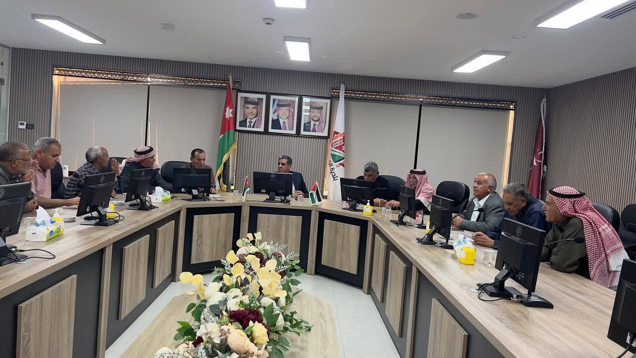 رئيس لجنة بلدية المفرق الكبرى يلتقي وفدًا من أهالي منطقة طيب اسم