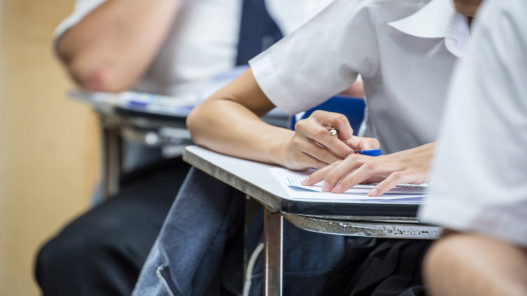 طلبة "التوجيهي" جيل 2008 يتقدمون للاختبار بمبحث اللغة الإنجليزية