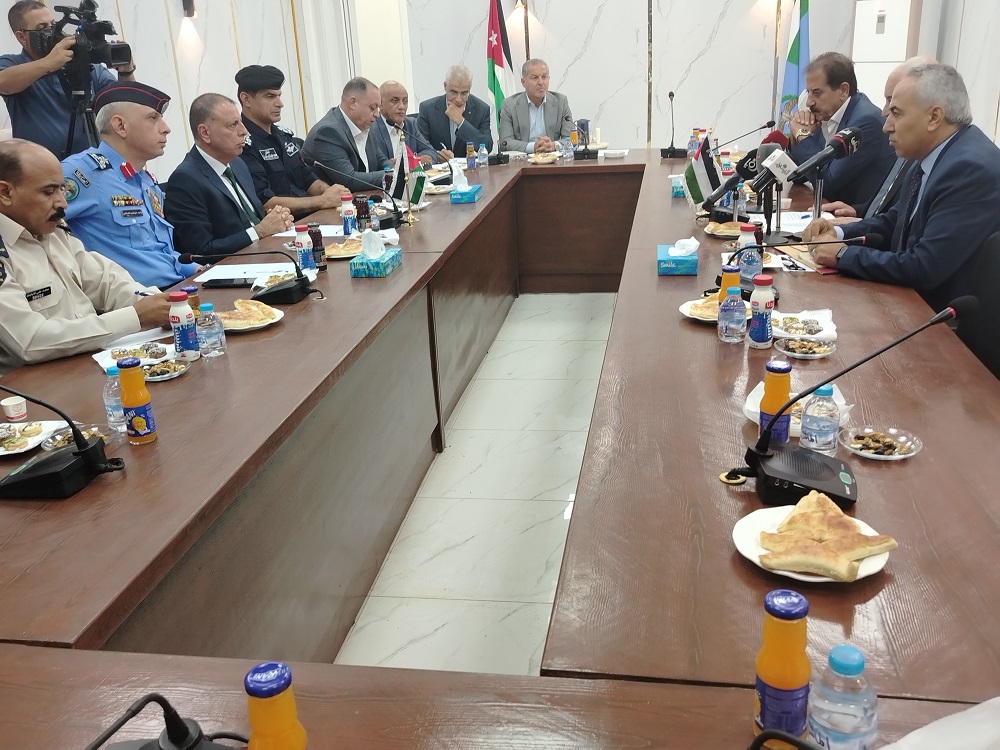 الفراية ونظيره الفلسطيني يبحثان سبل تطوير بيئة العمل على جسر الملك حسين - صور