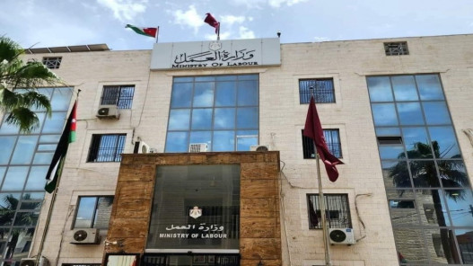 وزارة العمل: لا إعفاءات من غرامات أو رسوم التصاريح للعمالة المخالفة