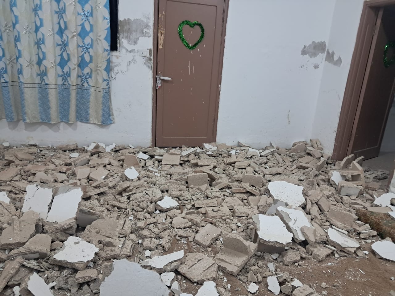 إخلاء 6 عائلات من عمارة أيلة للسقوط في جنوب المفرق والاجهزة الامنية تتابع