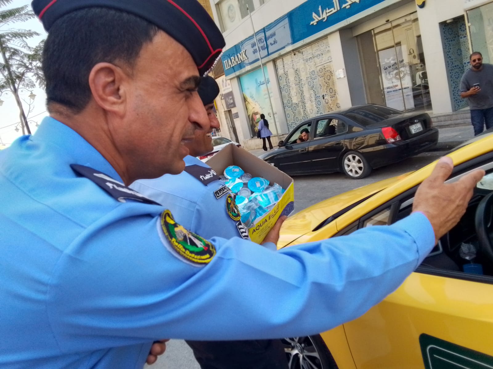 سير مادبا توزع المياه على السائقين والمواطنين في الأجواء الحارة