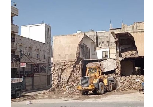 تعرض لتصدعات - هدم مبنى قديم كان يستخدم كمقر سكني وتجاري بجرش