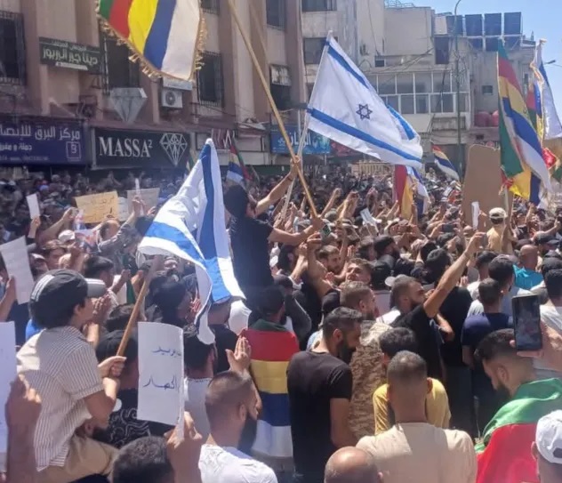 مظاهرة في السويداء ترفع أعلام الاحتلال الإسرائيلي وتطالب بالانفصال عن سوريا