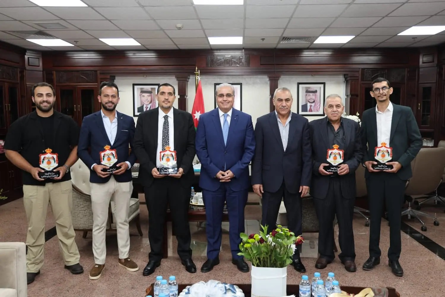 وزير الصحة يكرم أطباء مستشفيات البشير بعد نجاح عملية نادرة لطفلة عمرها 14 عاماً