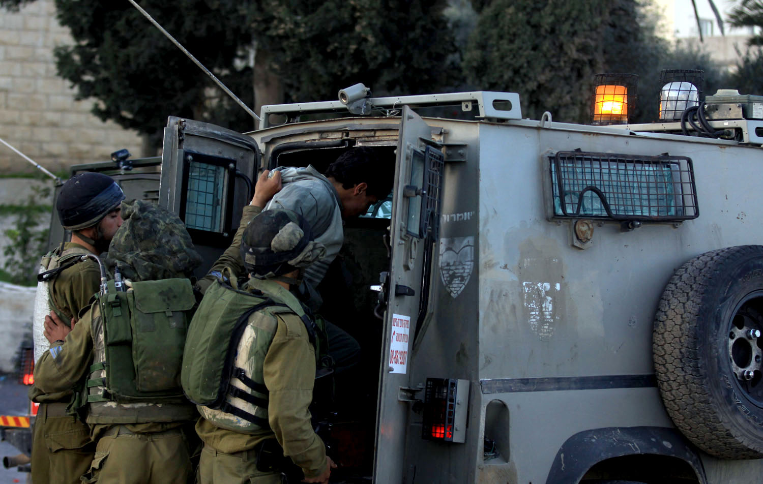 الاحتلال يعتقل 25 فلسطينيا