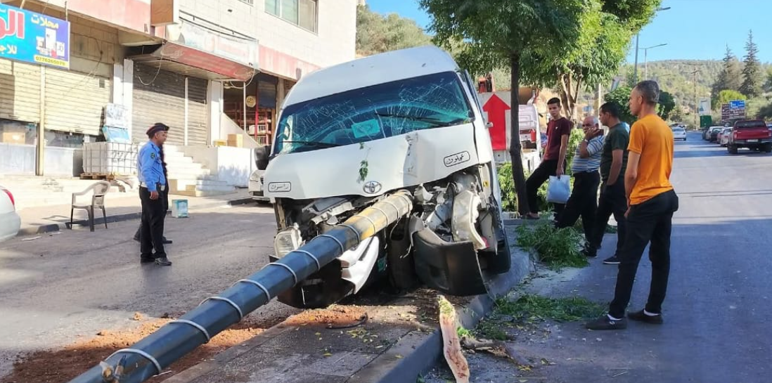 عجلون .. اصطدام حافلة عمومية صغيرة بعمود كهرباء
