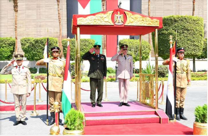 الحنيطي يلتقي القائد العام للقوات المسلحة المصرية وزير الدفاع والإنتاج الحربي