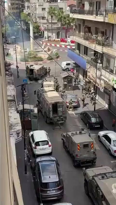 تصعيد خطير في الضفة: الاحتلال يقتحم وسط رام الله ويفتح النار على الفلسطينيين (فيديو)