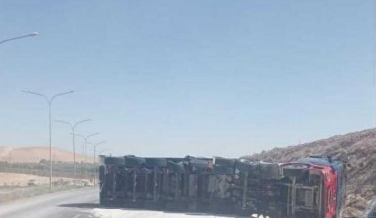تدهور وانقلاب شاحنة يعيق طريق العقبة - معان