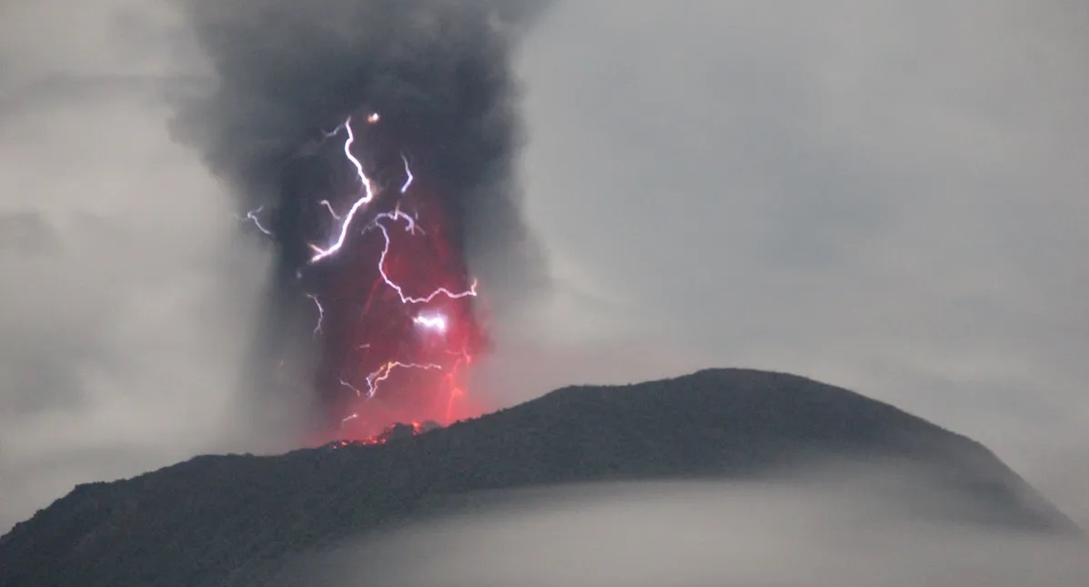 "بركان إيبو" يثور على نحو هائل ويطلق سحابة من الرماد