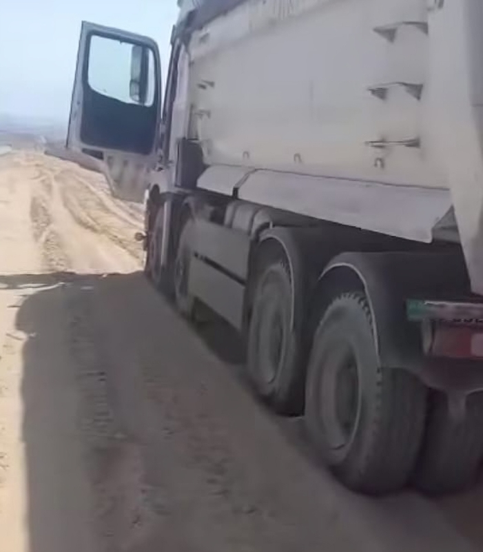 نجاة سائق شاحنة من حادث محقق على طريق البحر الميت بسبب "المهرب الرملي" - فيديو