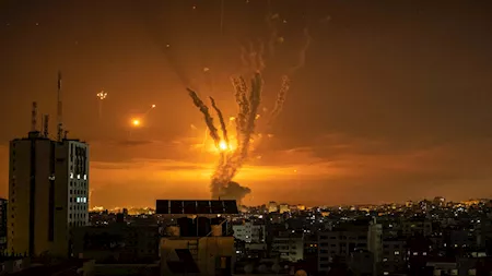 إيران تشن هجومًا مزدوجًا بالمسيّرات والصواريخ على تل أبيب وحيفا