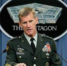 أوباما يقيل قائد القوات الأمريكية في أفغانستان ويسند مهامه للجنرال بتريوس
