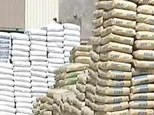 السلطات المصرية تضبط 10 إنفاق وتصادر 6 أطنان من الاسمنت في رفح قبل تهريبها لغزة