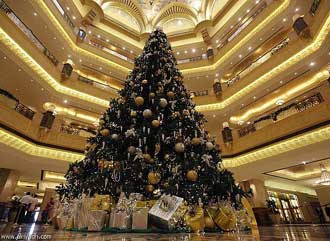 في الوقت الذي يعاني فيه 40 مليون عربي من الجوع.. شجرة عيد الميلاد في ابوظبي بـ 11مليون دولار.. تقرير مصور
