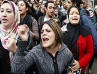 نساء تنتحب عند مشرحة السويس حزنا على ضحايا الاحتجاجات