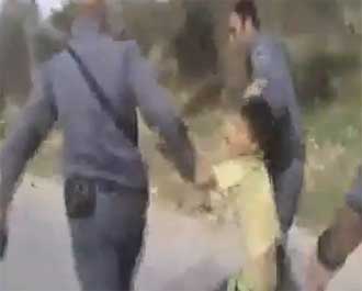جنود العدو يطاردون طفلا ويعتقلوه من حضن والدته.. شاهد الفيديو