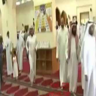 بن لادن يتسبب بمشاجرة عنيفة في مسجد بالكويت.. شاهد الفيديو