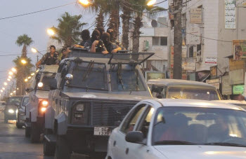 القبض على "15" شخصاً من مثيري أعمال شغب وسط مدينة إربد.. مصور