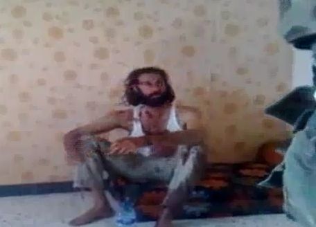 فيديو يظهر المعتصم القذافي يدخن سيجارة قبل موته يدحض رواية اعتقاله ميتاً